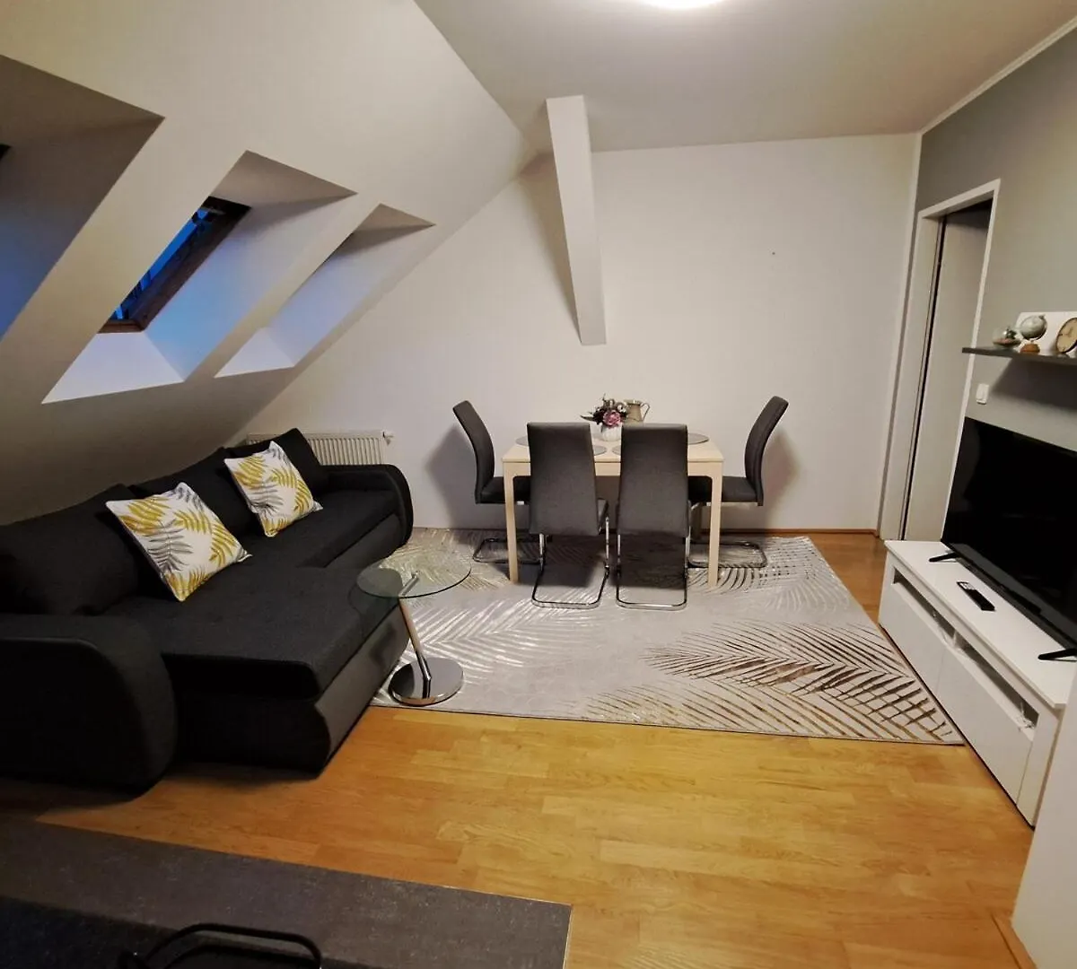 City Apartment, 60M2, 2 Rooms, 4 Guests Graz 0*,